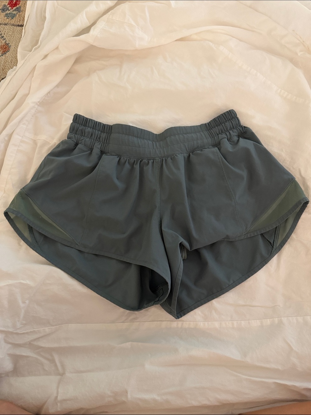 Lululemon Hotty Hot 2.5 shorts Size 6 sage green